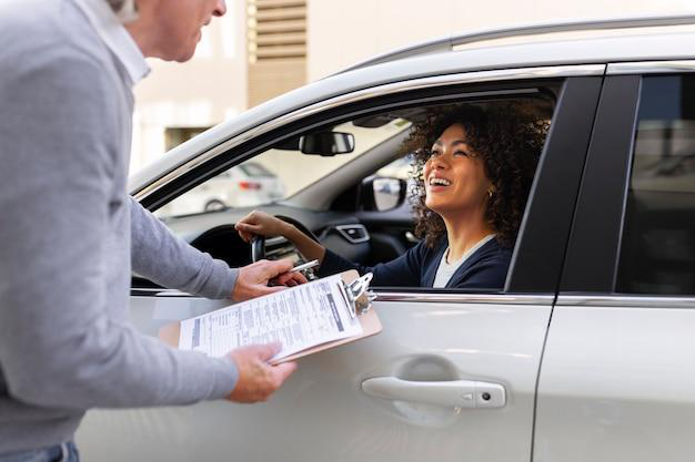 A person talking to an expert regarding auto registration renewal