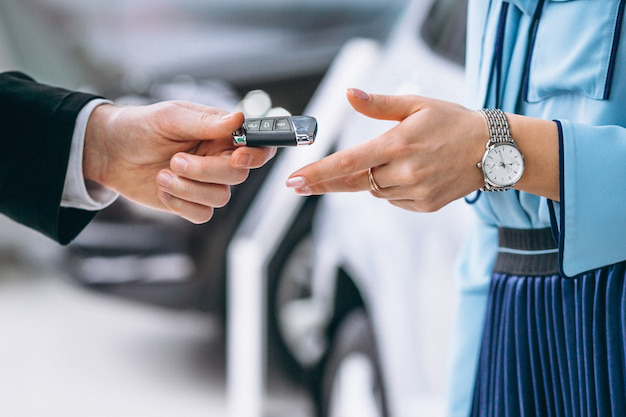 An auto tag agent handing keys to a client